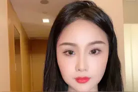 网红美七发视频报平安！！！上条视频脸肿、针眼是由于做了医美，说话磕巴是由于视频没剪辑，目前人在新加坡一切安好

#网红美七777否认炒作蹭流量#视频封面