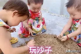双胞胎三姐妹一起玩沙子，宝宝又干了啥？爸爸气得哭笑不得视频封面