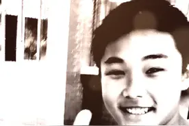 他曾是我们班最帅的男生，有一天他被10个女生绑进宿舍，对他进行视频封面