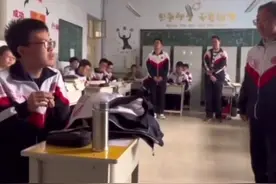 【#高中生出演雷雨片段爆火#】近日，在山西阳泉。高一学生出演《雷雨》片段爆火，“周朴园”展现超强演技。网友：这#高中生展现超强的台词功底与情绪渗透#。视频封面