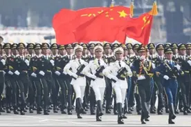 伴着分列式进行曲让我们一起来欣赏国庆70周年阅兵式臂章吧视频封面