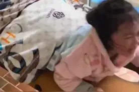 【#他们的温暖后续治好了我的emo#[心]】坐扭扭车高考的张亮，站起来了；瘫痪的小安琪，能骑自行车了；“独腿少年”张庆宏，成了专业运动员；“排雷英雄”杜富国，回到部队，也喜得贵子…虽有缺陷，依然执着拼搏；被苦痛吻过，仍报之以歌。感谢给我们力量，愿阳光环绕！视频封面