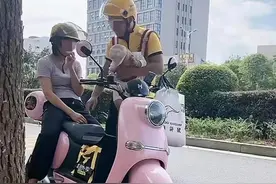 男子带着抑郁症妻子一起送外卖？当地配送站站长：未查询到其跑单记录图片