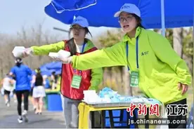 江苏多地举办马拉松赛事 青年志愿者开展暖心服务图片