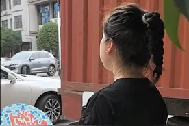 长沙单亲妈妈等高考儿子出考场，花束留言卡上的话令人泪目，吃完鱼粉儿子一把抱住妈妈图片