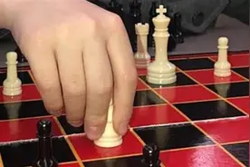 8岁男孩成击败国际象棋特级大师的最年轻棋手，每天练习约7小时图片