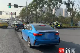 临产孕妇羊水破了遇上早高峰，多亏江北新区警方一路护送图片