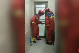 果然视频|幼童因门锁损坏被困浴室，消防员迅速到场破拆救援图片