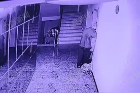 深圳一男子凌晨趴公寓门口似在偷听，住户：女生开门吓一跳，已报警图片