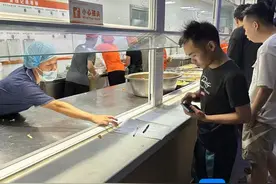 台风后无法进行网络支付 海口经济学院实行“诚信登记用餐”图片