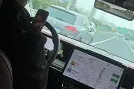 罚50元扣3分！老公开车刷手机看美女，被老婆举报了……图片