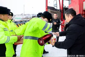 风雪里的温暖！日照交通人暖心护航图片