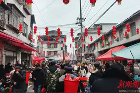 泸溪县小章乡：迎亲车队被冰雪困路上 执法车开道助新郎迎新娘图片