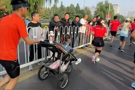 带娃奔跑 轮滑奔跑！2023临沂马拉松2.6万名选手在路上图片