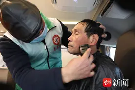 暖心！江苏仪征残疾人家门口车上“洗澡”过新年图片