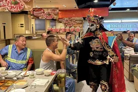 温心冬日之约 千名外卖员共享火锅宴图片