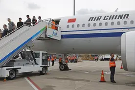 国航首架C919国产大型客机商业首飞成功 计划执飞京沪、京杭航线图片