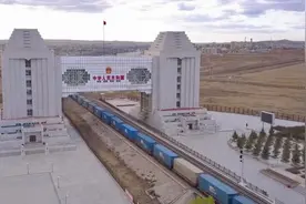 一群铁路人在国境线口岸做着这样一件事......视频封面