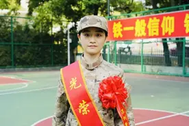 从讲台到军营：龙华教师严诗思的双重坚守与家国情怀图片