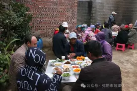 弥勒这顿杀猪饭！看得直咽口水～图片