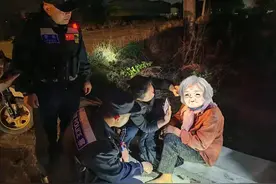 老人深夜骑电动车摔伤 莱州城港派出所民警紧急救援图片