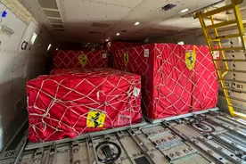 F1开赛在即，赛车“坐”飞机抵达上海图片