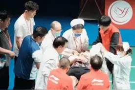 羽毛球世界第一石宇奇比赛中突发意外，被担架抬走后留院观察，此前曾遭遇严重伤病图片