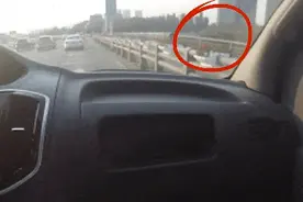 情况危急！男子跳桥瞬间，民警“秒级”救援！10米距离仅用5秒图片