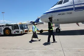地表温度60℃的机坪上，记者跟着机场勤务员指挥飞机进出港图片
