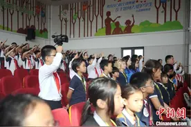 山东青岛：香港学生到访内地“姊妹学校”感受民族文化图片