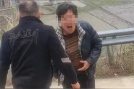 主人帮狗狗取脚上的捕兽夹，狗狗惨叫，邻居家的黄狗突然冲上来咬人，当事人：未予惩罚，它们是小伙伴图片