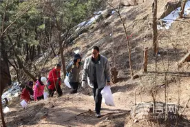 青岛竹子庵公园环保之旅 大小游客人人动手开启“净山行动”图片