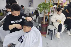 二月二“龙抬头”    市民扎堆理发图吉利图片