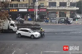 全责！外卖小哥惊险闯红灯，结果被直行车辆撞上了图片