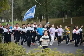 长沙市麓山外国语实验中学举行“期末加油跑”活动图片
