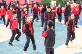 编花篮、滚铁环、丢沙包、书法“太极操”、心理游戏……“趣”享欢乐课间 孩子们乐翻天图片
