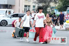 湖医药新生依旧是男少女多，年纪最小的仅15岁图片