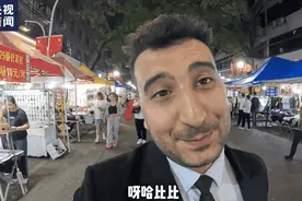 “呀哈比比，我是你们的好兄弟老王！”伊拉克小哥成中国美食博主图片
