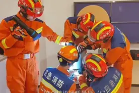 果然视频|一男童头卡垃圾桶中，消防员耐心破拆半小时图片
