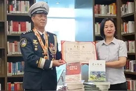 赤诚卫国志、难忘家乡情——战时一等功臣丁勇向青岛西海岸图书馆捐赠图书并作事迹报告图片