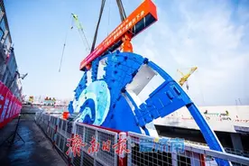 我国自主研发，海太长江隧道“江海号”盾构机刀盘下井图片