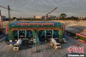 广州南沙明珠湾区跨江通道首段沉管管节浇筑完成图片