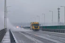 迎战16年来最强暴雪冻雨，湖北高速交警奋战在一线图片