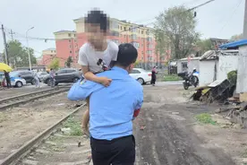 男孩走失独自玩耍 “警”急出动助其回家图片