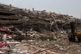 潇湘晨报记者直击曼德勒救援现场，废墟里散落孩子玩具，一家人仅两个孩子生还图片