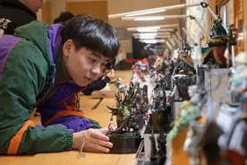年轻人拉着行李箱集聚市群艺馆，一年一度模型盛会来了图片