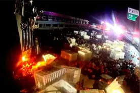 货车侧翻，司机身体悬空卡在车里！北京民警一个动作成营救关键图片
