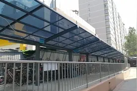 翻新加固、分区停放，为车发放“身份证”，小区自行车棚大变样图片