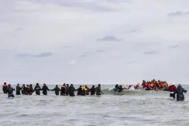 难民偷渡英国12人溺亡，英吉利海峡何以成为“死亡边境线”？｜国际观察图片