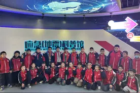 沉浸式体验地震科普馆 武汉江夏学生大呼过瘾！图片